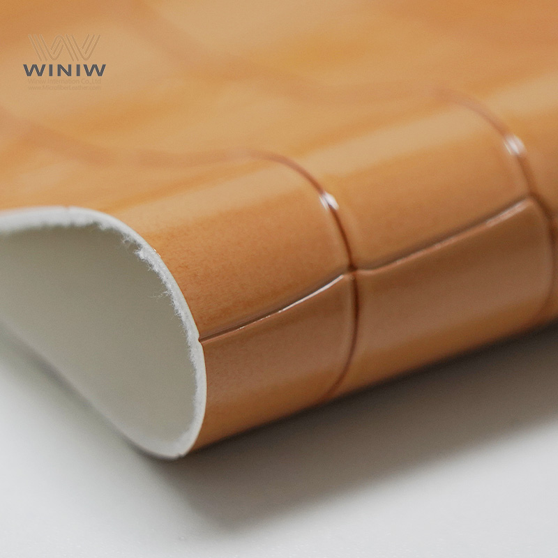 Sofá de couro xadrez: a magia para salas de estar aconchegantes.