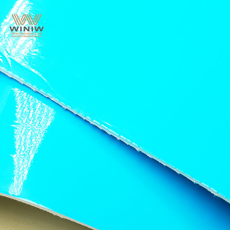 Bolas e chuteiras de futebol em couro PVC de alta qualidade para novos jogadores.